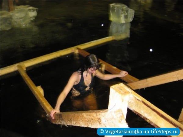 Купание в проруби на крещение