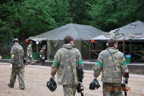 Маску лучше держать в руках