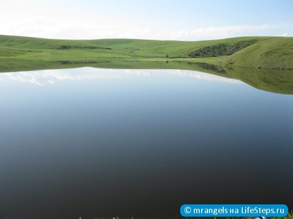 Озеро, чистая гладь воды