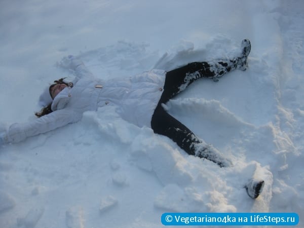 Сделать ангела на снегу