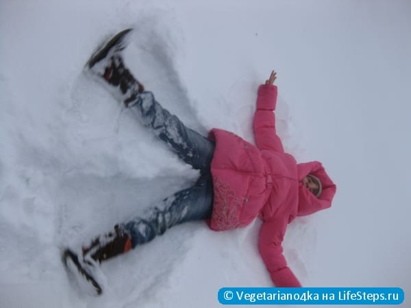 Сделать ангела на снегу